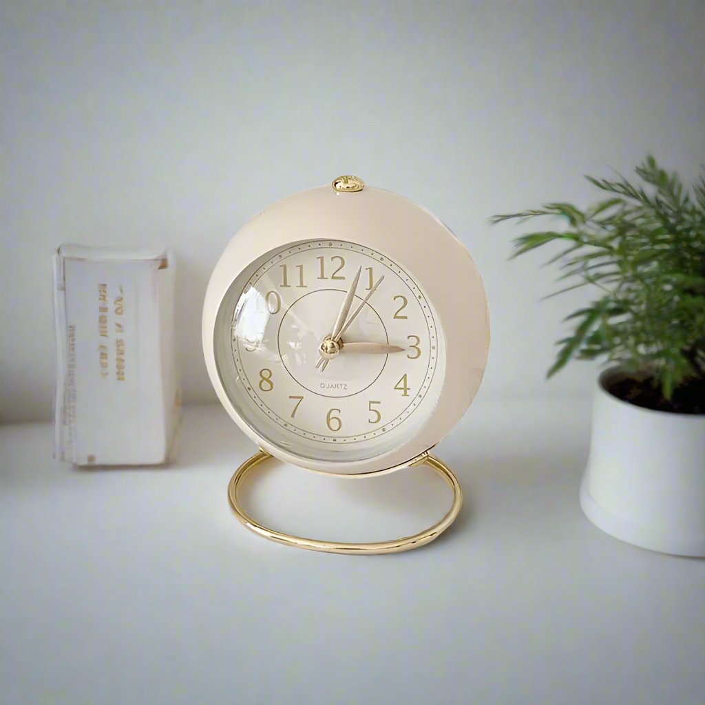 Reloj despertador de estilo retro vintage con acentos dorados