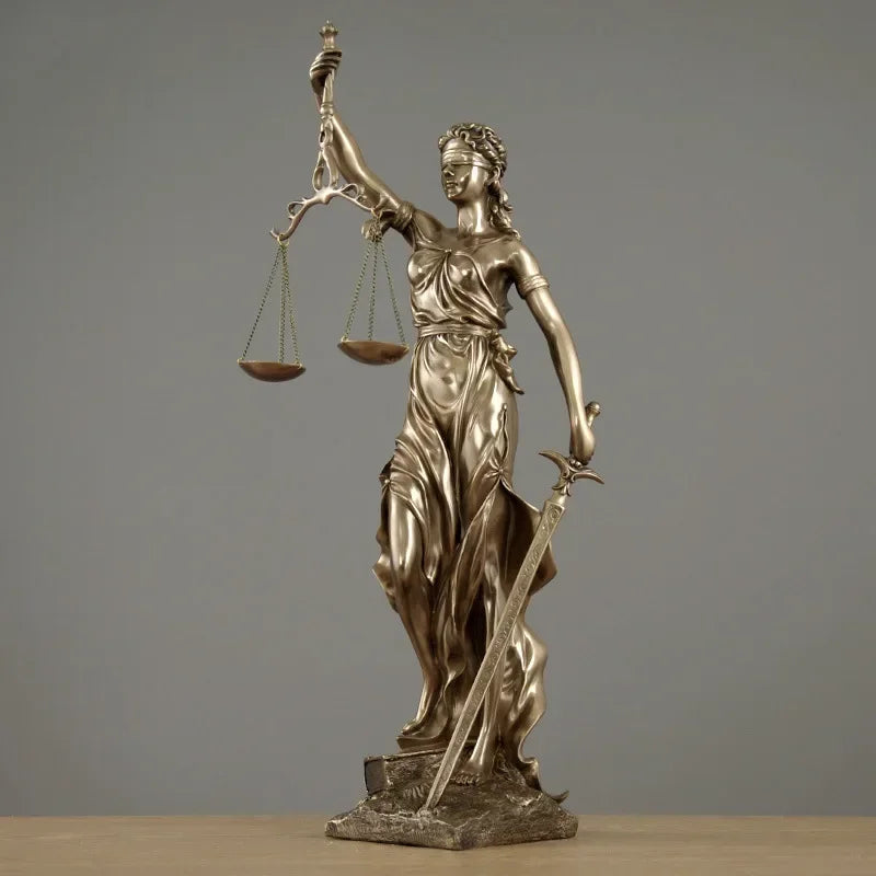 JustiMuse – Escultura de la Dama Justicia con pesos equilibrados y elegancia atemporal