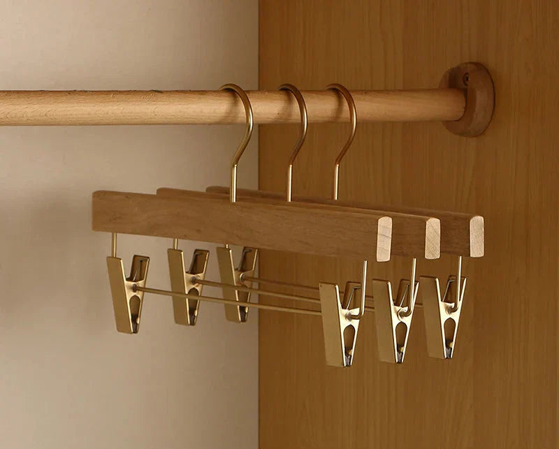 Kalsten | Set de 2 Perchas de Madera de Alcanfor Premium con Hombros Anchos para la Organización de Ropa
