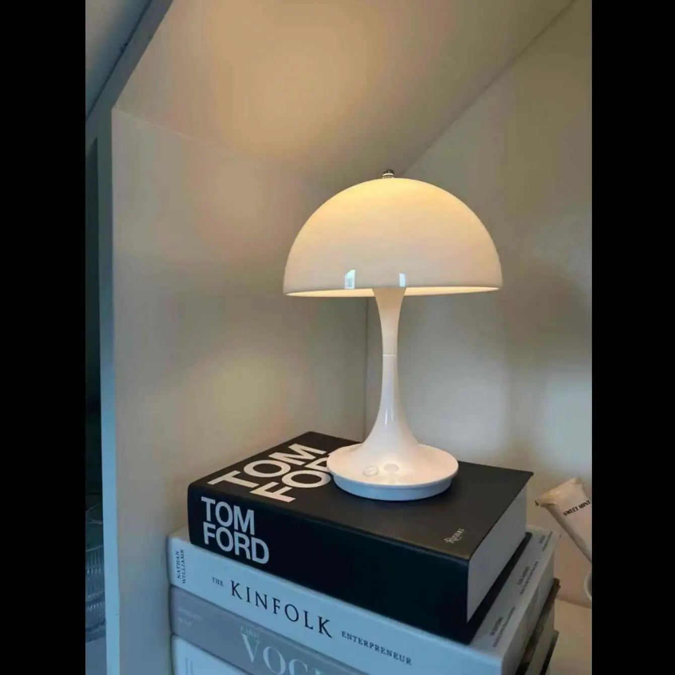 Lámpara de mesa en forma de hongo de estilo nórdico con carga inalámbrica