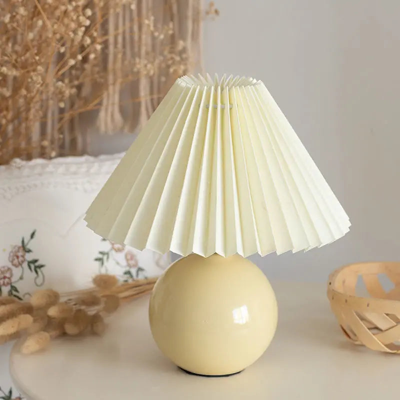 GlowPleat - Elegante lámpara de mesa de cerámica con pantalla plisada