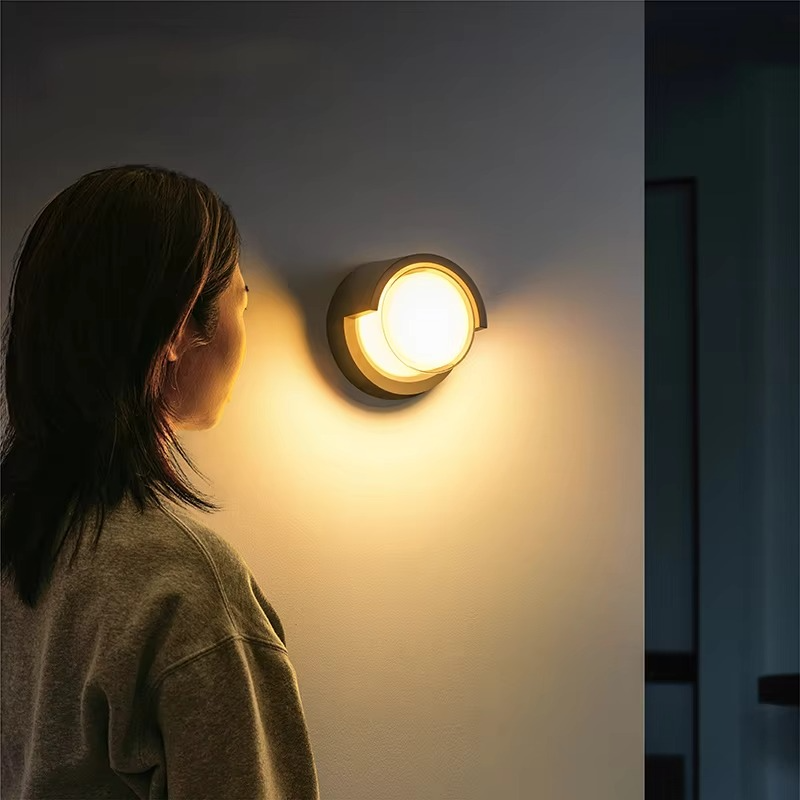 Lunaris | Lámpara de pared LED exterior moderna