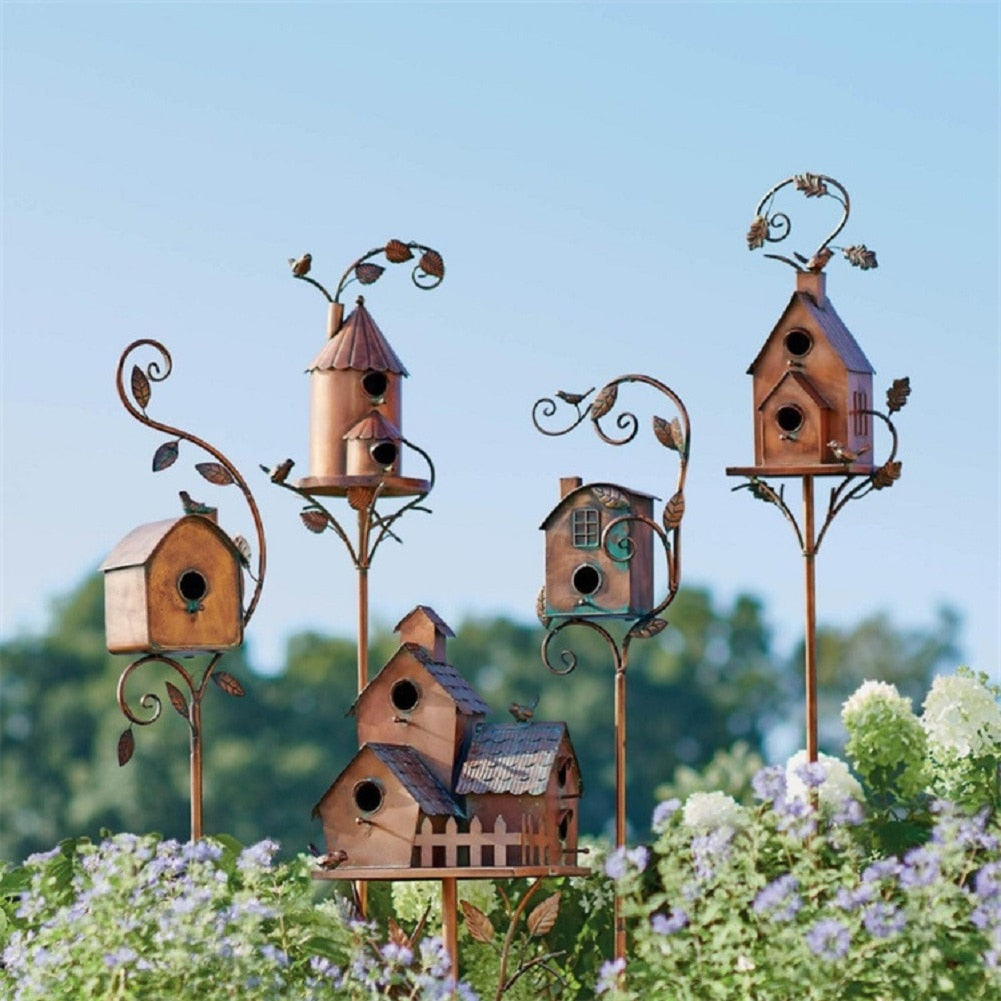 Kalsten | Casa de pájaros de arte en metal en estaca de jardín - FeatherNest
