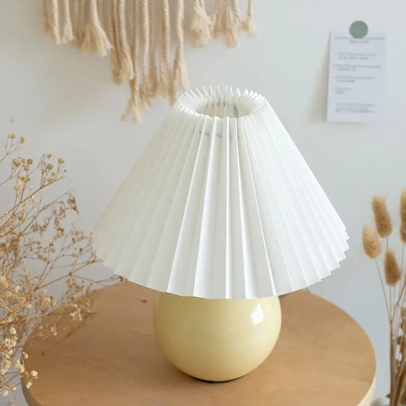 GlowPleat - Elegante lámpara de mesa de cerámica con pantalla plisada