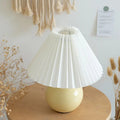 GlowPleat - Elegante lámpara de mesa de cerámica con pantalla plisada