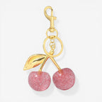 Llave de metal con colgante de cereza