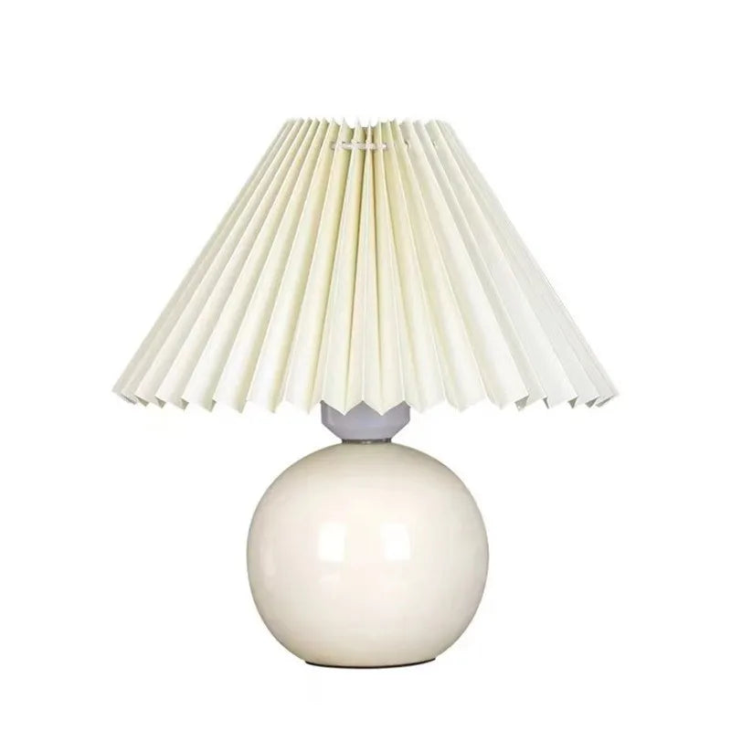 GlowPleat - Elegante lámpara de mesa de cerámica con pantalla plisada