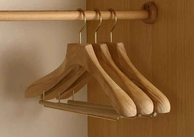 Kalsten | Set de 2 Perchas de Madera de Alcanfor Premium con Hombros Anchos para la Organización de Ropa