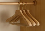 Skanto | Set de 2 perchas premium de madera de cedro con hombros anchos para organización de ropa