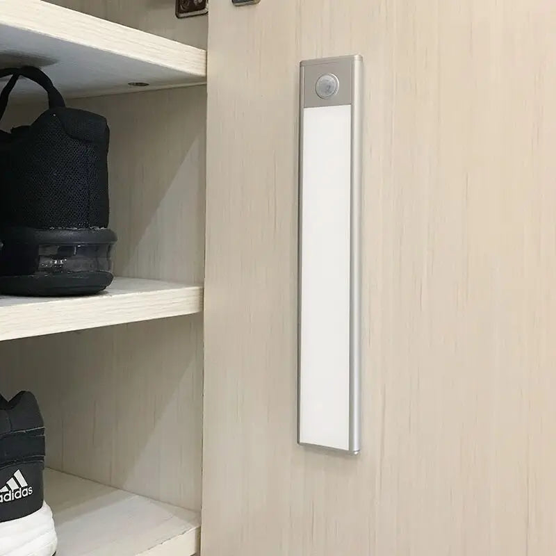 Lámpara de sensor de movimiento recargable por USB