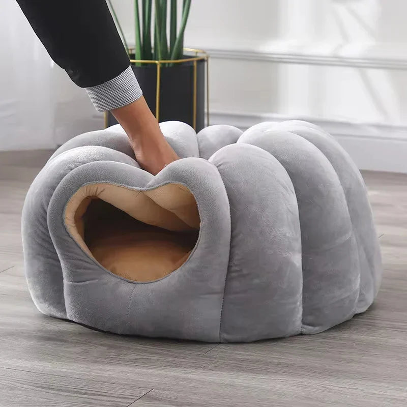 PumpkinPaws | Cama Cerrada Acogedora para Gatos en Invierno
