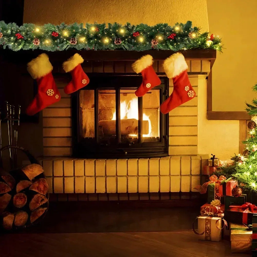 Guirnalda LED de Navidad con Agujas de Pino y Berries Rojas - Decoración Clásica para Escaleras, Puertas o Lugares de Celebración