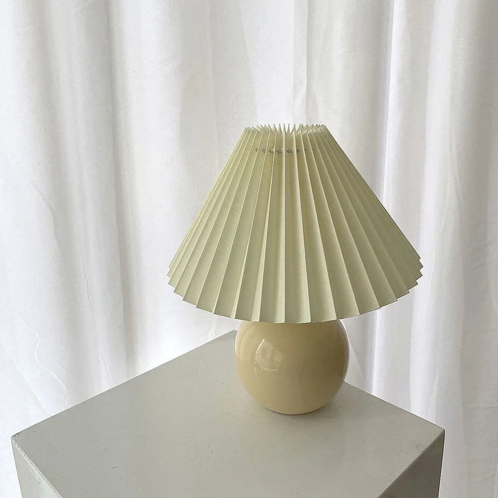 GlowPleat - Elegante lámpara de mesa de cerámica con pantalla plisada