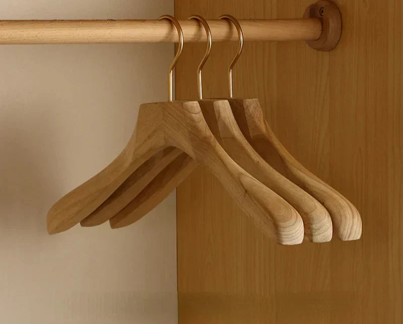 Kalsten | Set de 2 Perchas de Madera de Alcanfor Premium con Hombros Anchos para la Organización de Ropa
