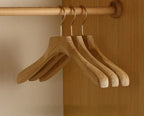 Skanto | Set de 2 perchas premium de madera de cedro con hombros anchos para organización de ropa