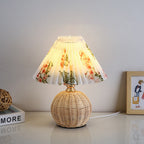 Lámpara de Mesa LED Nórdica RattaLume | Base de Ratán Tejido y Pantalla de Tela Plegable | Luz Ambiental | Decoración para el Dormitorio