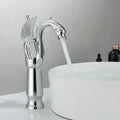 Grifo monomando dorado para fregadero Swan
