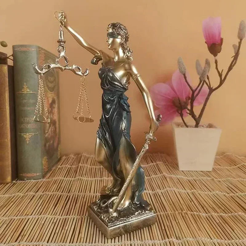 JustiMuse – Escultura de la Dama Justicia con pesos equilibrados y elegancia atemporal