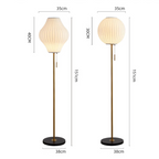 Lámpara de Pie Elegante de Seda Blanca para una Ambiencia Atemporal en la Sala de Estar