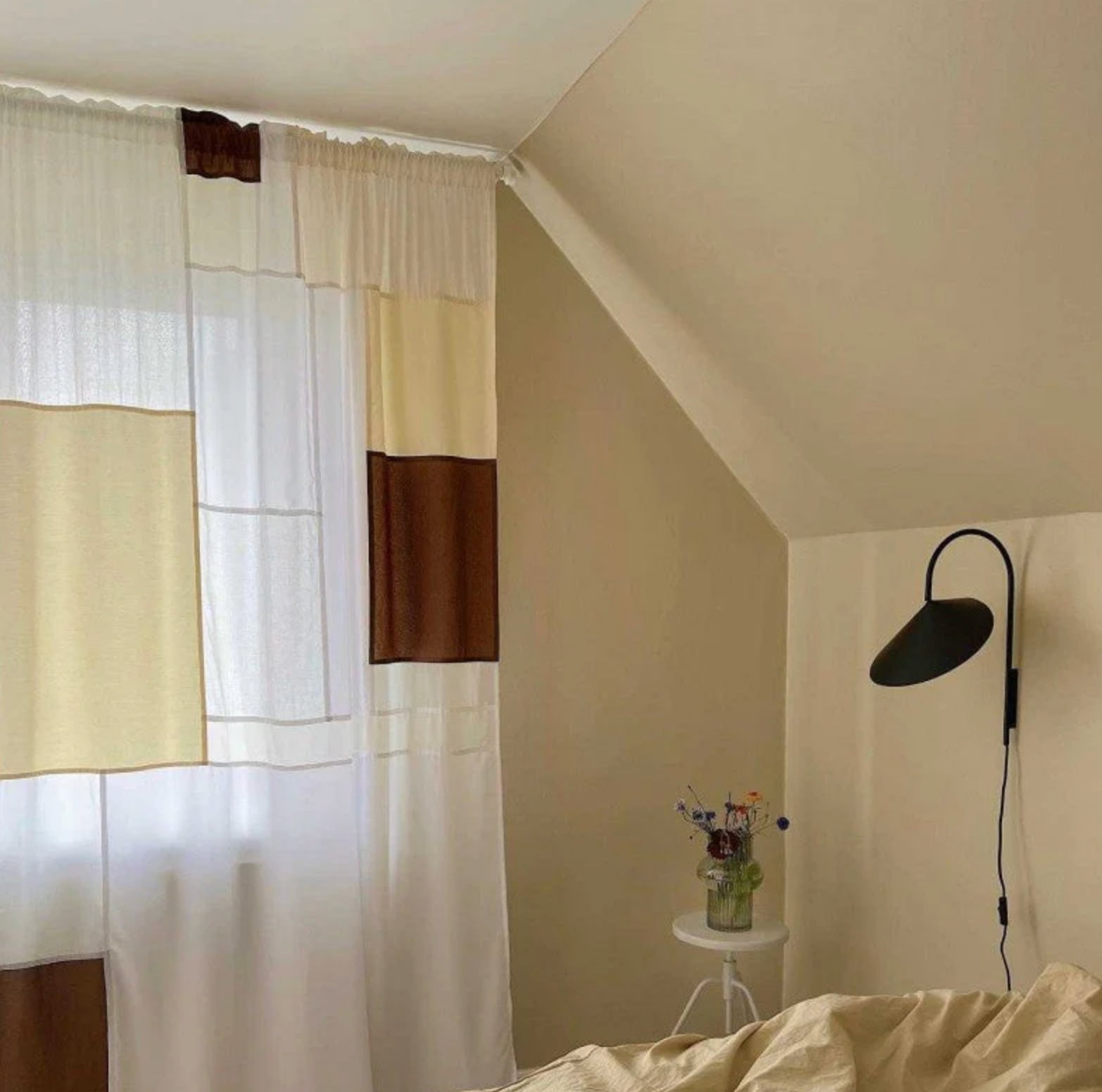 Lámpara de Pared de Pétalos Modernos - Aplique de Pared Ajustable para un Ambiente Acogedor