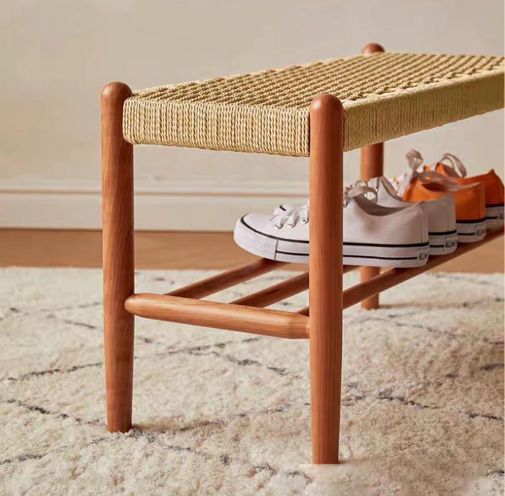 Banca Japonesa Elegante - Diseño de Cuero de Vaca Trenzado y Madera de Cereza para el Vestíbulo