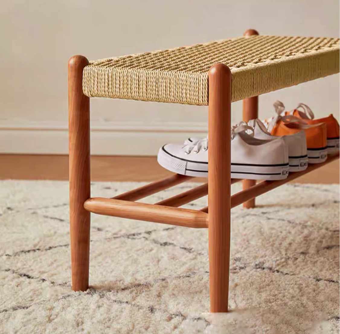 Banca Japonesa Elegante - Diseño de Cuero de Vaca Trenzado y Madera de Cereza para el Vestíbulo