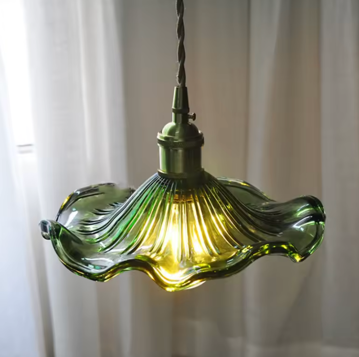 Lámpara Colgante Elegante en Forma de Pétalo - Pantalla de Vidrio Estriado y Accesorio de Latón para Iluminación de Cocina