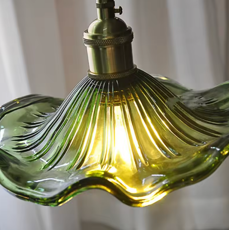 Lámpara Colgante Elegante en Forma de Pétalo - Pantalla de Vidrio Estriado y Accesorio de Latón para Iluminación de Cocina