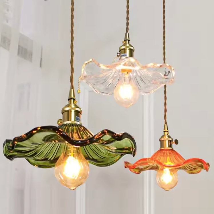 Lámpara Colgante Elegante en Forma de Pétalo - Pantalla de Vidrio Estriado y Accesorio de Latón para Iluminación de Cocina
