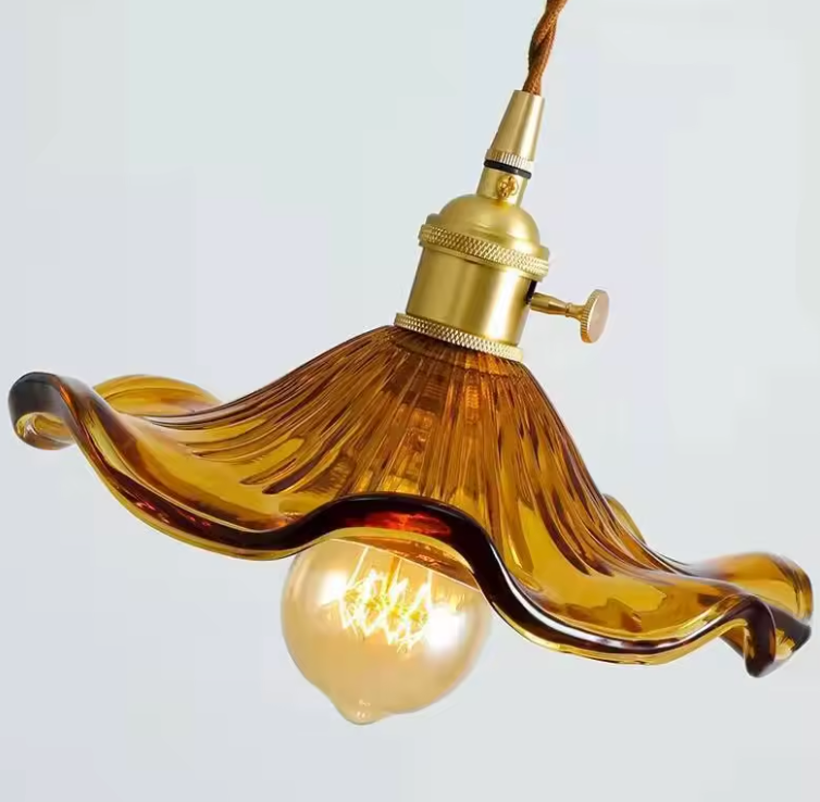 Lámpara Colgante Elegante en Forma de Pétalo - Pantalla de Vidrio Estriado y Accesorio de Latón para Iluminación de Cocina