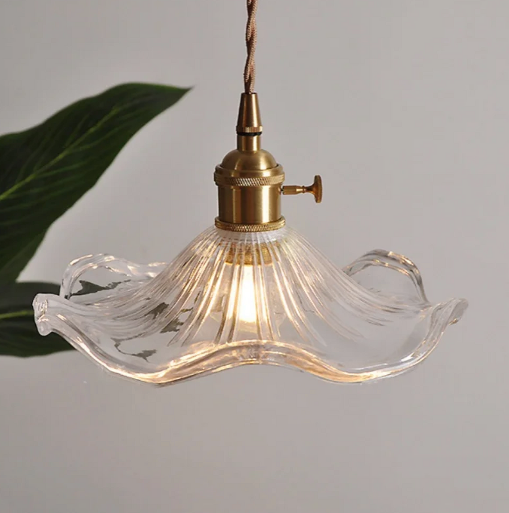 Lámpara Colgante Elegante en Forma de Pétalo - Pantalla de Vidrio Estriado y Accesorio de Latón para Iluminación de Cocina