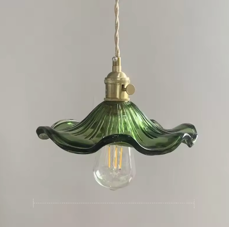 Lámpara Colgante Elegante en Forma de Pétalo - Pantalla de Vidrio Estriado y Accesorio de Latón para Iluminación de Cocina