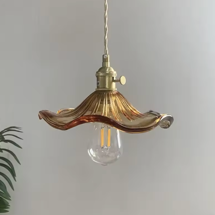 Lámpara Colgante Elegante en Forma de Pétalo - Pantalla de Vidrio Estriado y Accesorio de Latón para Iluminación de Cocina