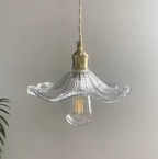 Lámpara Colgante Elegante en Forma de Pétalo - Pantalla de Vidrio Estriado y Accesorio de Latón para Iluminación de Cocina