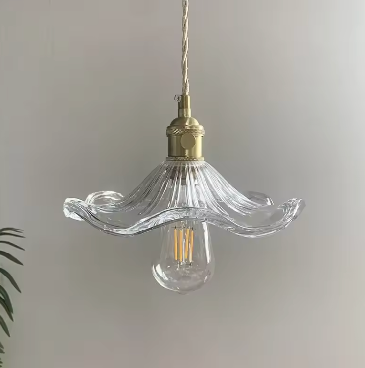Lámpara Colgante Elegante en Forma de Pétalo - Pantalla de Vidrio Estriado y Accesorio de Latón para Iluminación de Cocina