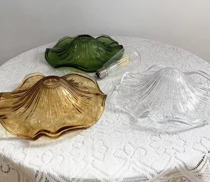 Lámpara Colgante Elegante en Forma de Pétalo - Pantalla de Vidrio Estriado y Accesorio de Latón para Iluminación de Cocina