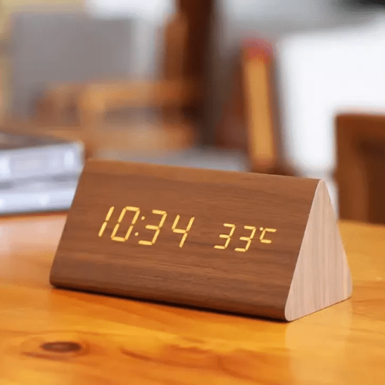 WOODSENSE – Reloj de madera LED con control por voz para una elegante visualización del tiempo