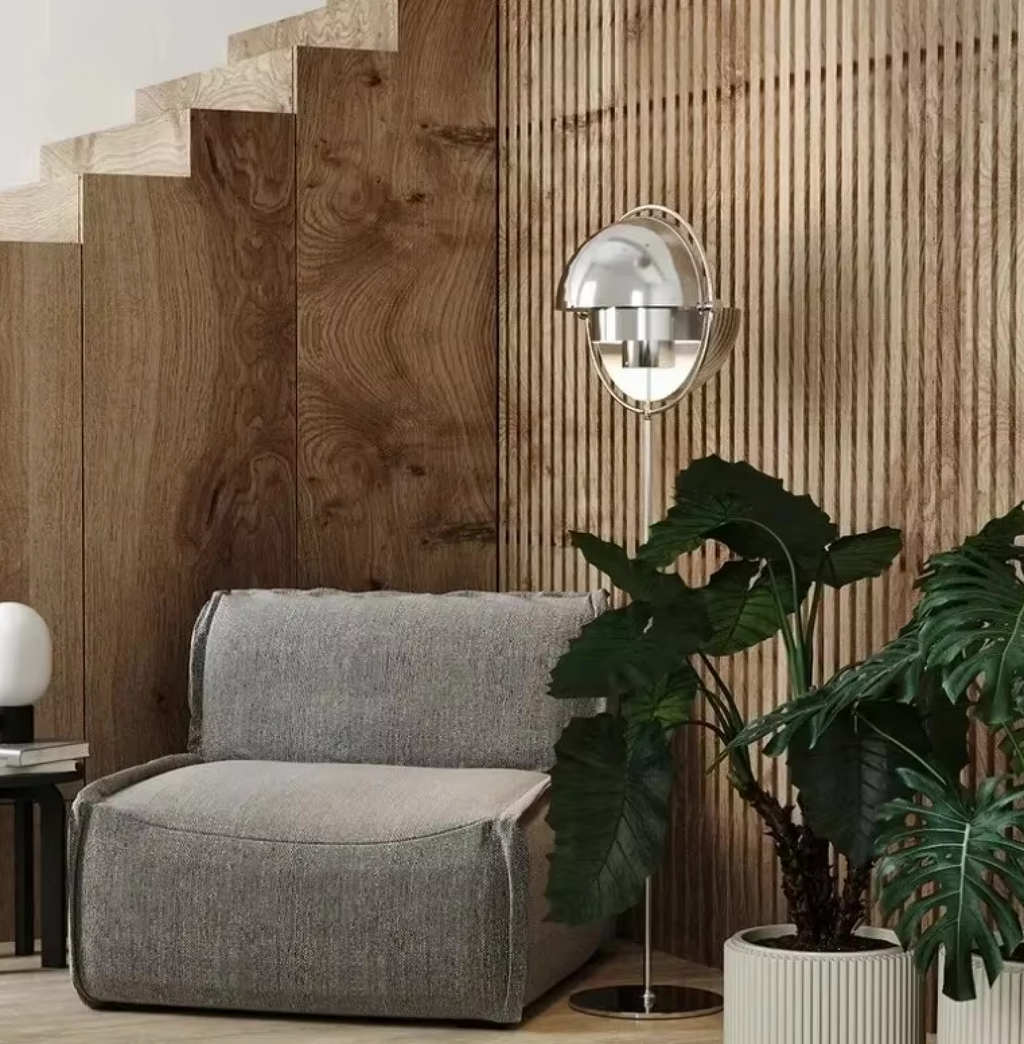 Lámpara de Pie Moderna de Oro – Lámpara Escultural Metálica para Interiores Contemporáneos