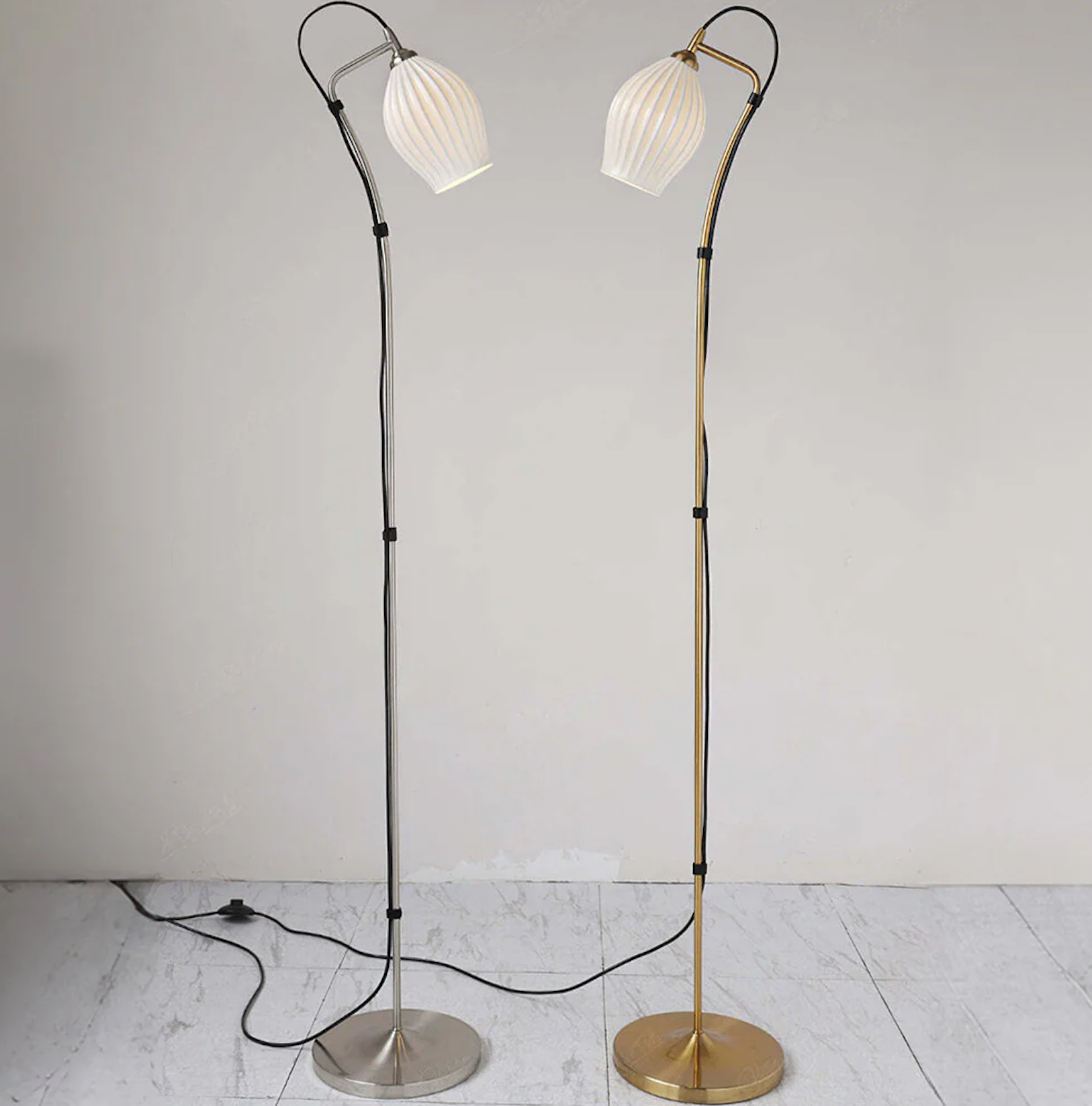 Lámpara de Pie de Cerámica Vintage con Estrías - Iluminación Única para la Sala de Estar
