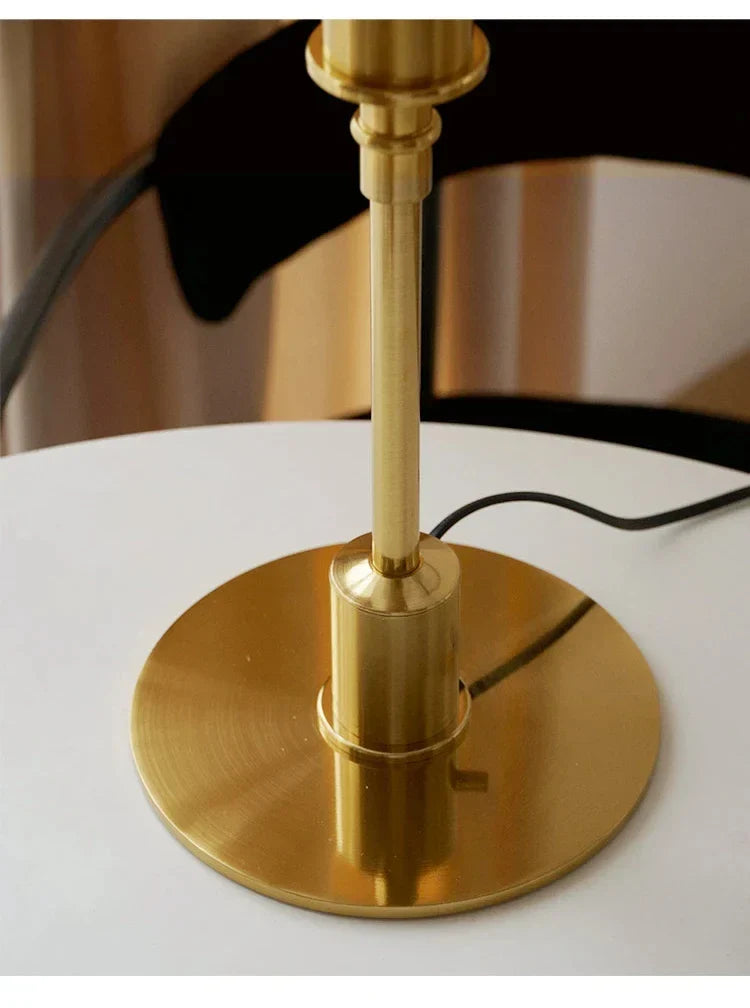 Lámpara de Mesa Bauhaus Ember con Base de Vidrio y Metal