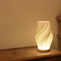 Serene Wavecrest | Lámpara de mesa de diseño en forma ondulada