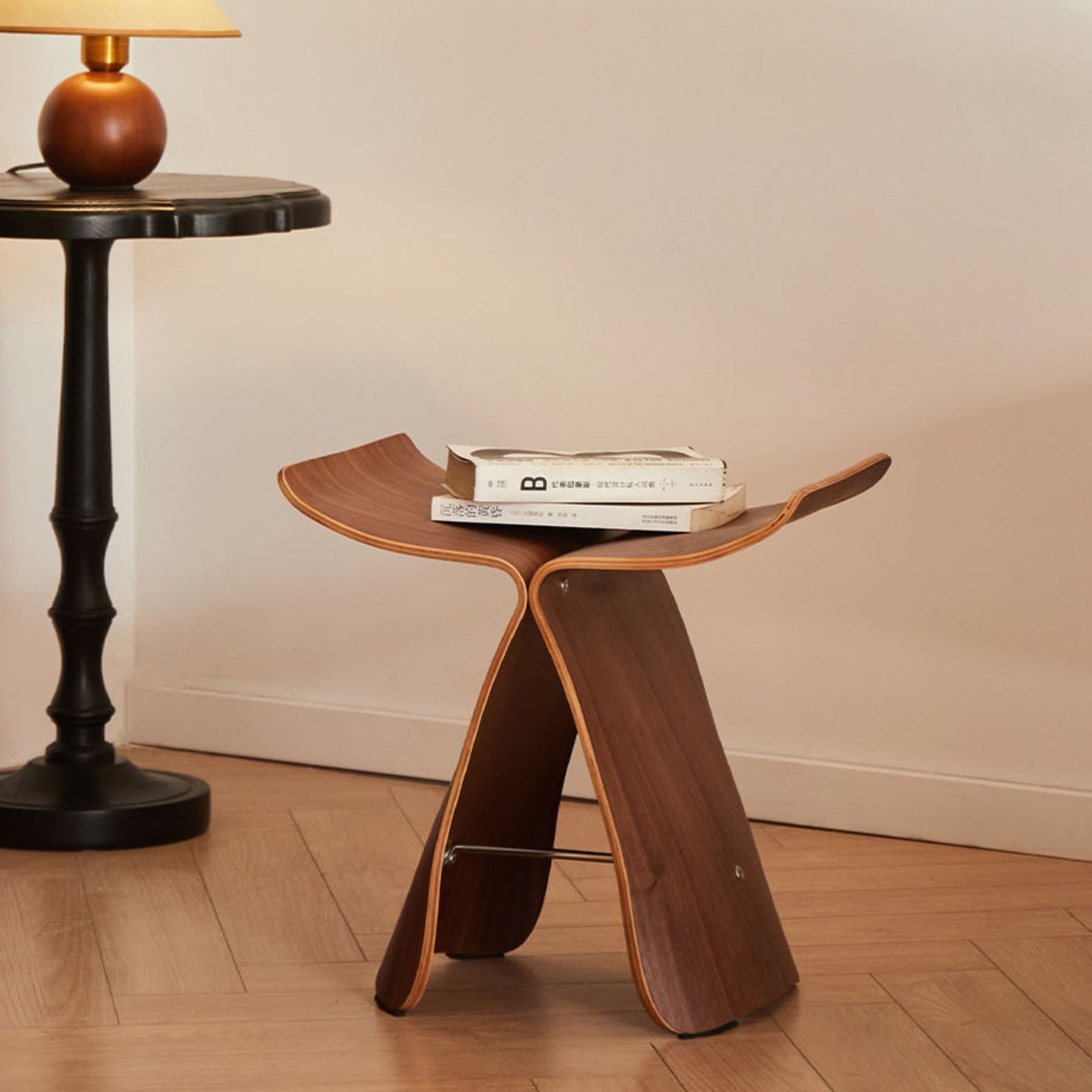 Taburete mariposa de madera maciza con un diseño atemporal, que ofrece un asiento compacto y versátil – acabado natural