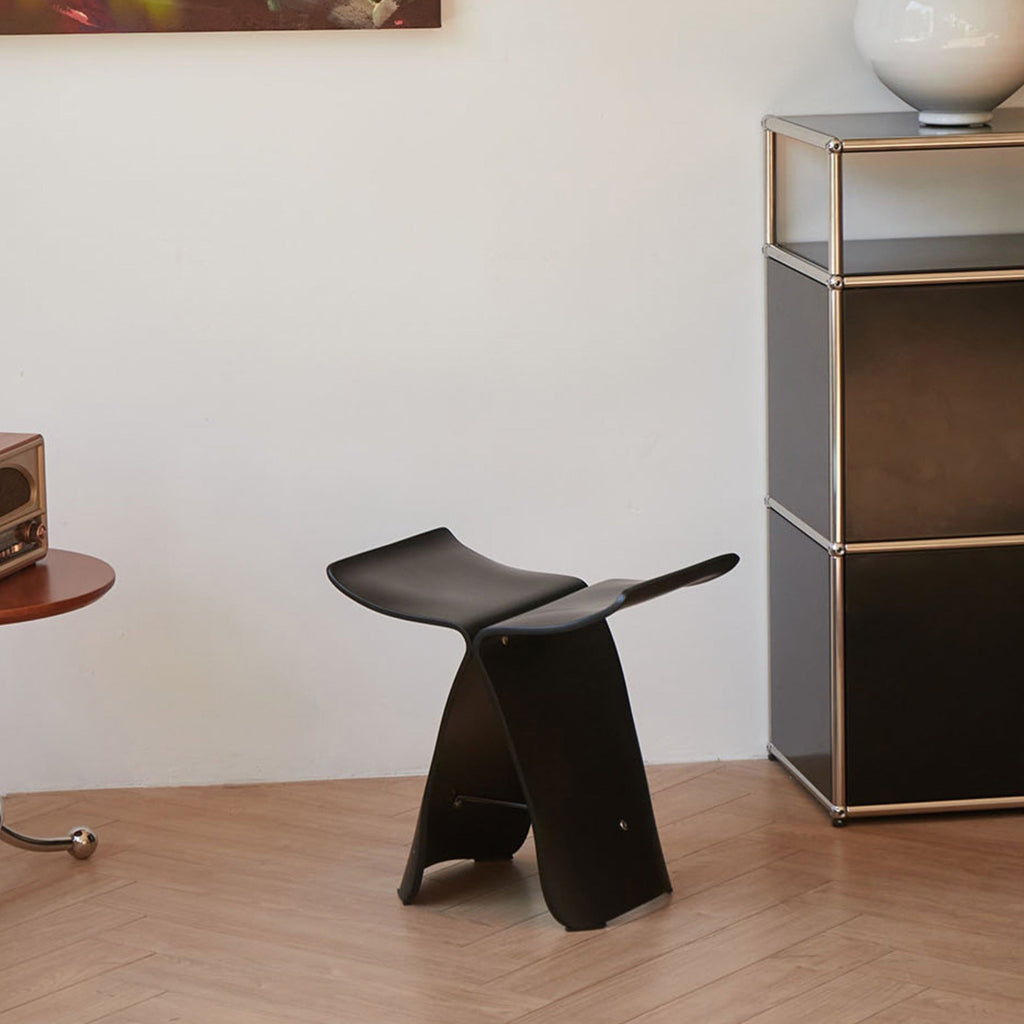Taburete mariposa de madera maciza con un diseño atemporal, que ofrece un asiento compacto y versátil – acabado natural