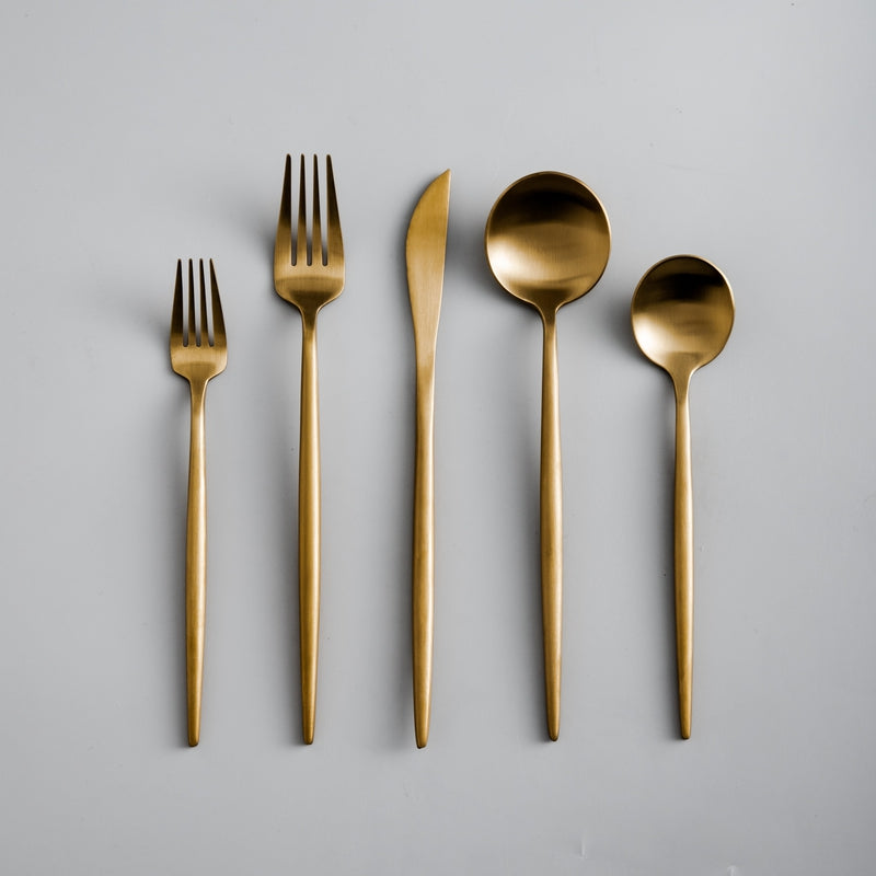 Cubiertos de acero en un conjunto minimalista – elegancia y practicidad – perfectos para el hogar y restaurantes