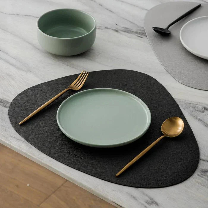 Cubiertos de acero en un conjunto minimalista – elegancia y practicidad – perfectos para el hogar y restaurantes