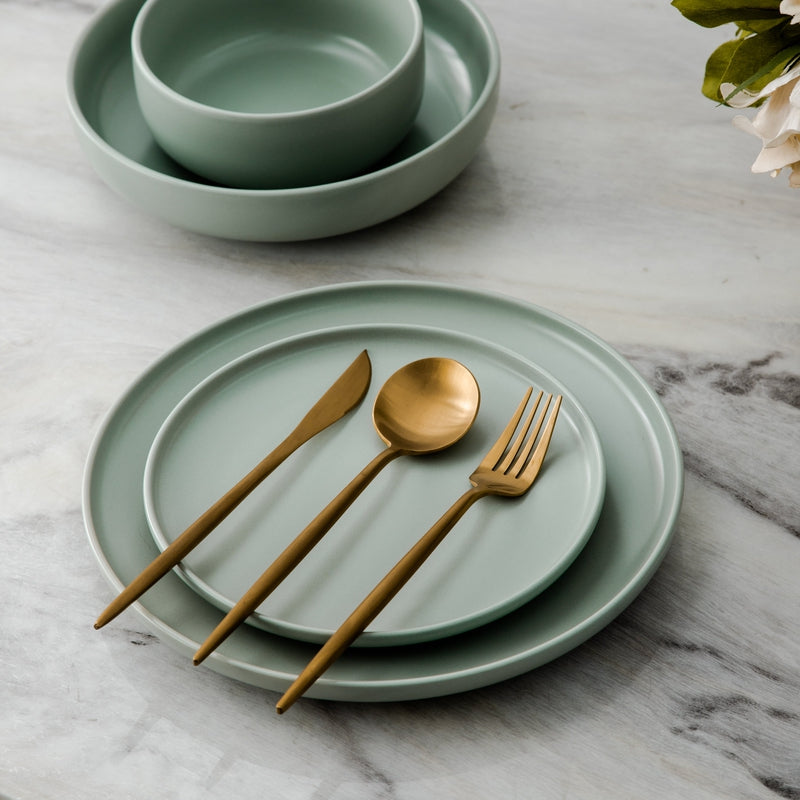 Cubiertos de acero en un conjunto minimalista – elegancia y practicidad – perfectos para el hogar y restaurantes