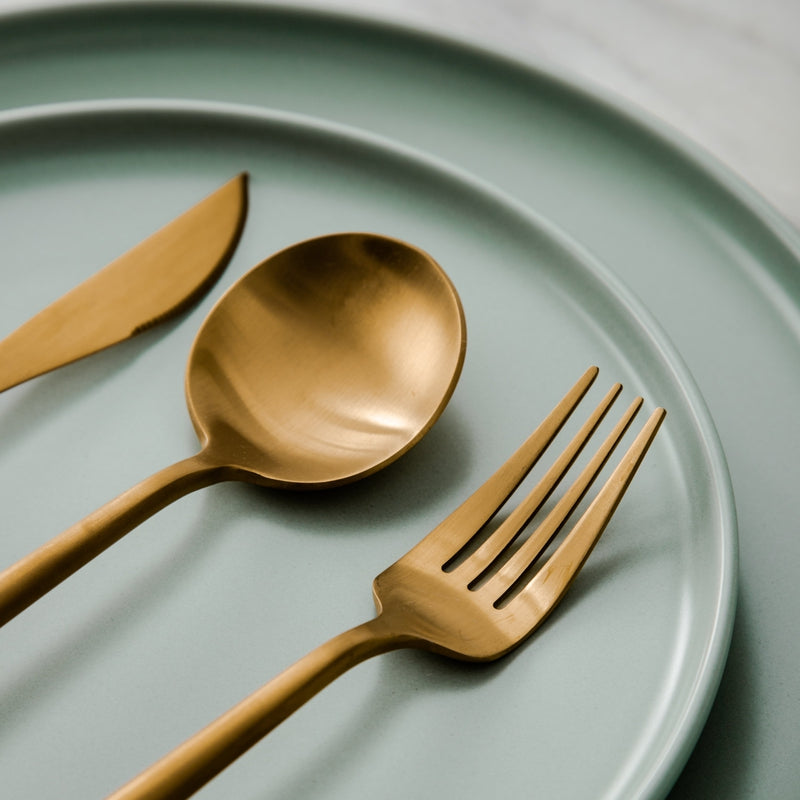 Cubiertos de acero en un conjunto minimalista – elegancia y practicidad – perfectos para el hogar y restaurantes