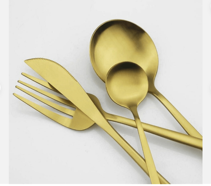 Cubiertos de acero en un conjunto minimalista – elegancia y practicidad – perfectos para el hogar y restaurantes