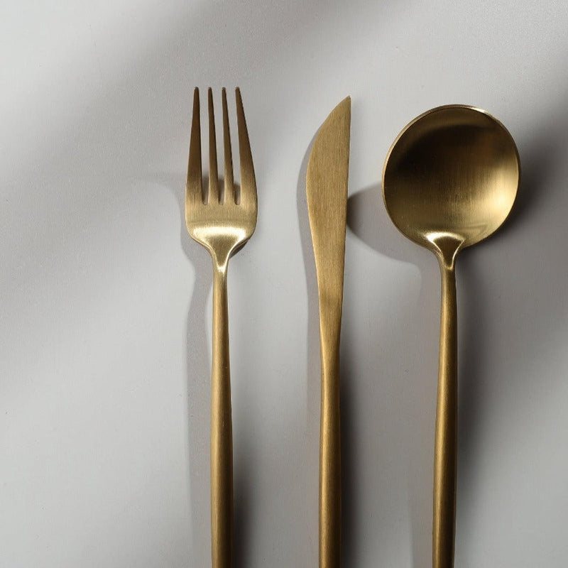 Cubiertos de acero en un conjunto minimalista – elegancia y practicidad – perfectos para el hogar y restaurantes