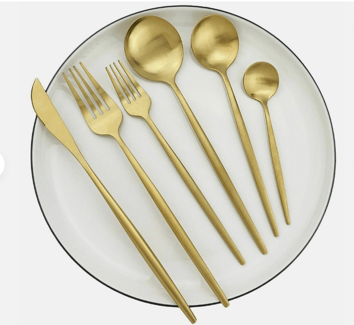 Cubiertos de acero en un conjunto minimalista – elegancia y practicidad – perfectos para el hogar y restaurantes